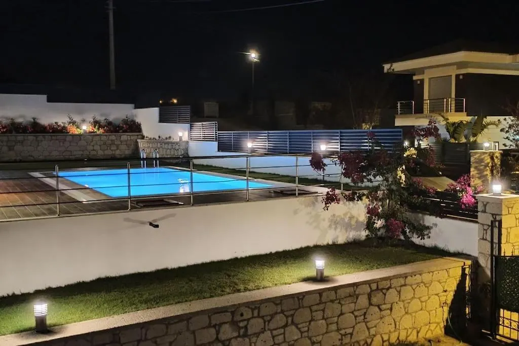 Cesme Dalyan'Da, Triplex Muestakil, Havuzlu Villa