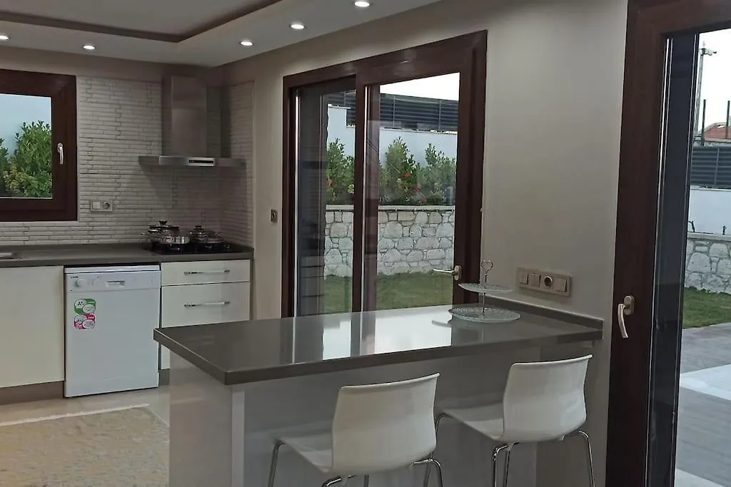 Cesme Dalyan'Da, Triplex Muestakil, Havuzlu Villa