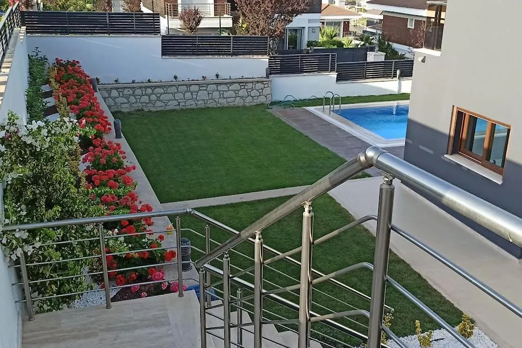 Cesme Dalyan'Da, Triplex Muestakil, Havuzlu Villa
