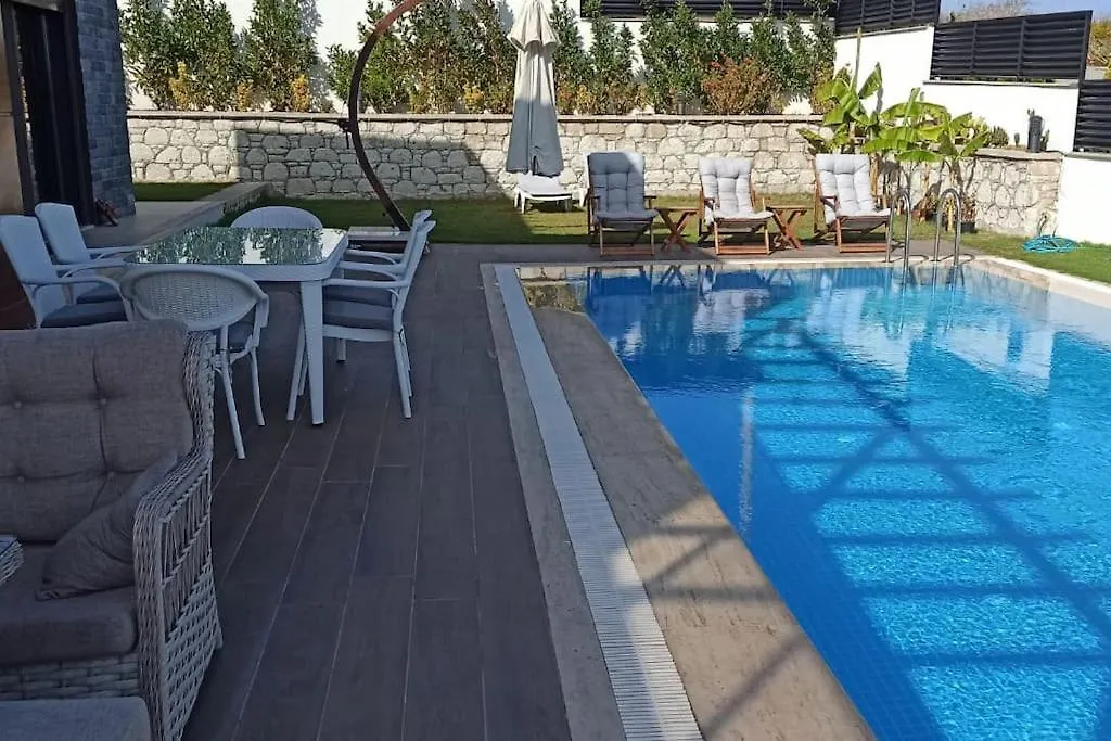 Cesme Dalyan'Da, Triplex Muestakil, Havuzlu Villa