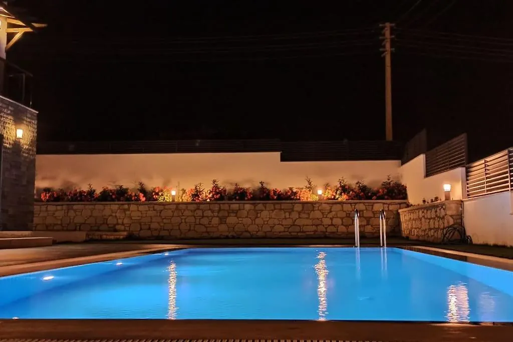 Cesme Dalyan'Da, Triplex Muestakil, Havuzlu Villa